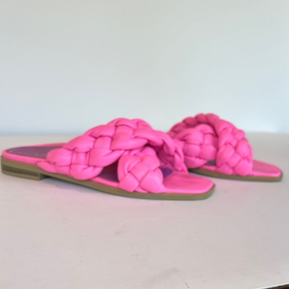 Vionic Shoes - Vionic Kalina in Hot Pink. Size 8